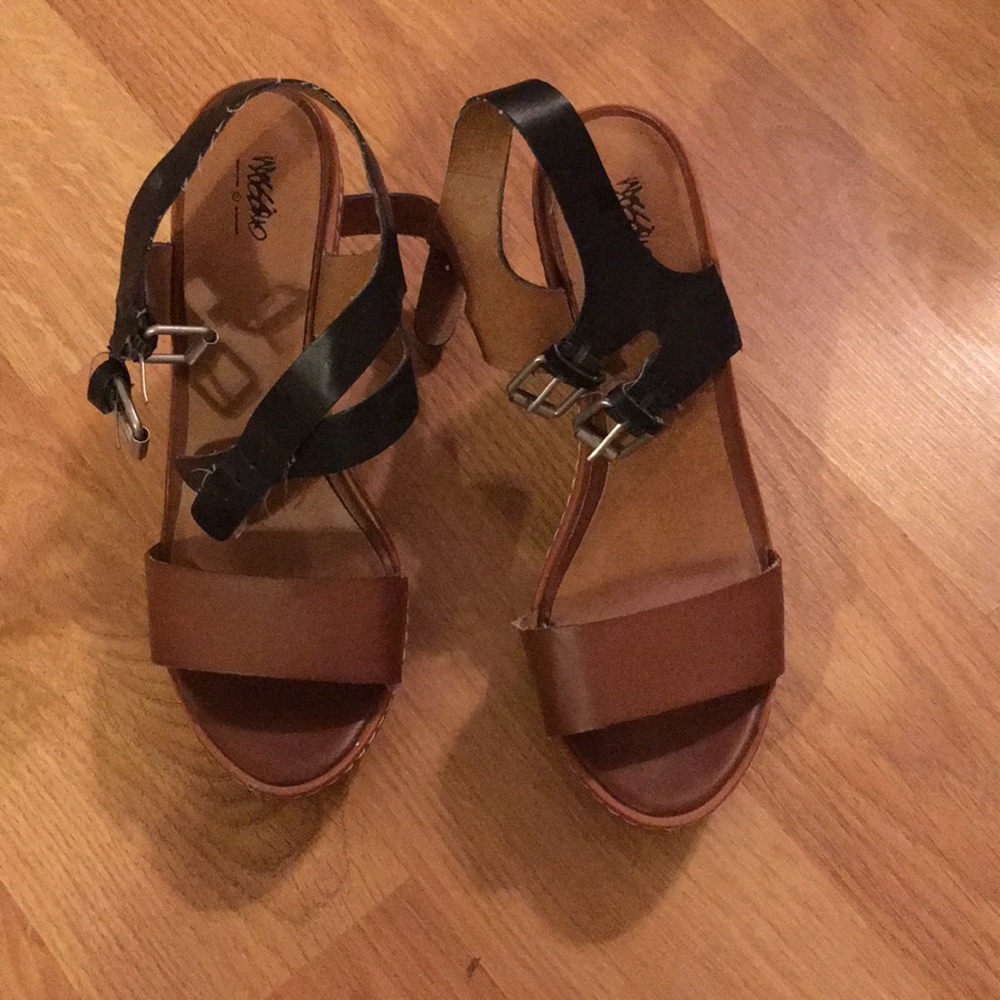 Black and brown wedges